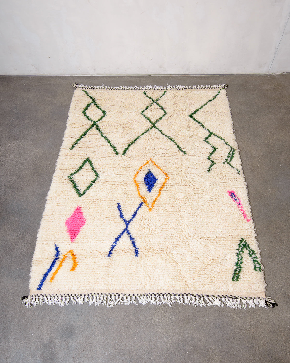 Modern designer handcrafted Berber rug from Morocco. Azilal rug with beautiful colours and patterns. Made of sheep’s wool and colourful cotton.